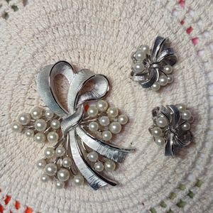 Vintage like silver broach and clip on earrings...